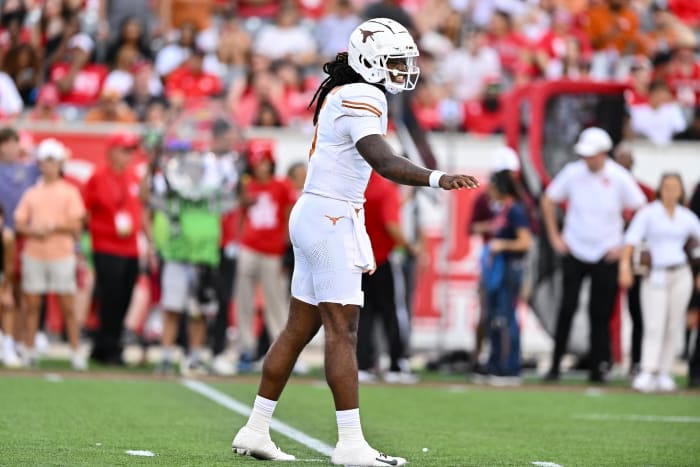 Texas Longhorns quarterback Maalik Murphy (6) motions during the third quarter against the Houston Cougars at TDECU Stadium.